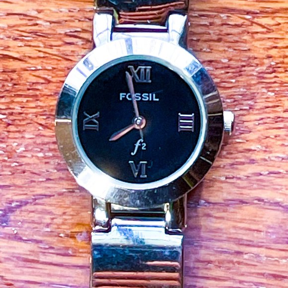 ⭐️HP⭐️VTG▪️FOSSIL▪️f2 Silver Tone Roman Numeral Watch & Collector Tin Extra Link main image 7